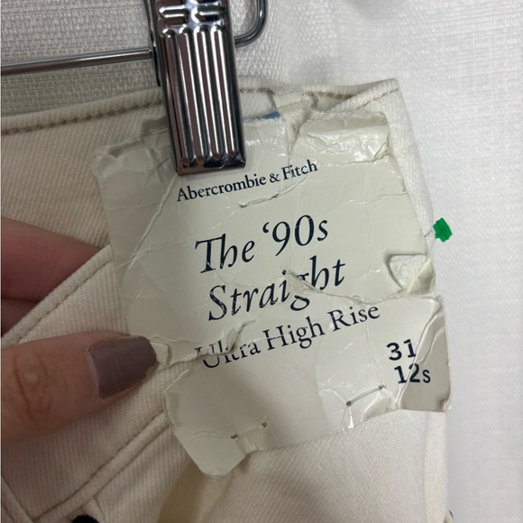 NWT Abercrombie & Fitch White The 90’s Straight
Ultra High Rise Jeans 31/12S - Picture 2 of 5